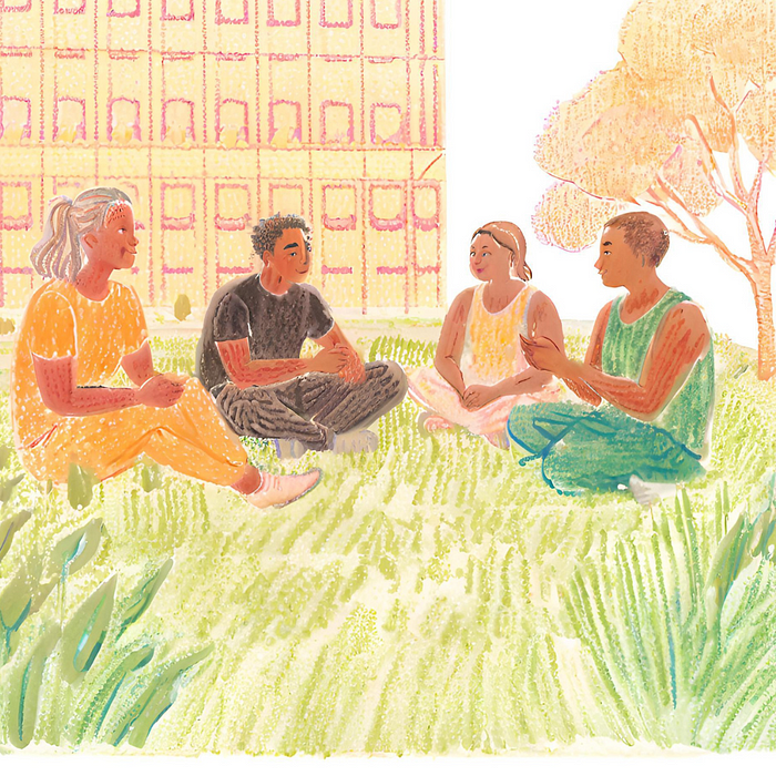 4 Menschen sitzen auf einer grünen Wiese vor einem Haus und unterhalten sich.